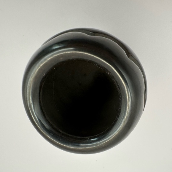 Santa Clara Pueblo Blackware Pottery by Elaine Salazar โ 3.5" Carved Vase - Picture 6 of 12